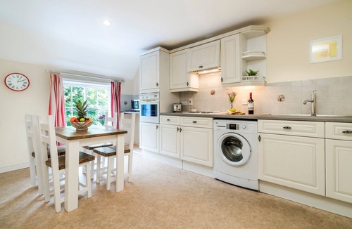 Buckingham Apartment | Lime View - Charming Town Centre Apartment - 1 Double, 2 Singles, Parking Space.