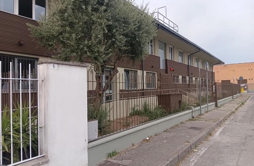 Novegro Hotel | - Linate Home Suite- FREE Early check in upon availibility - onsite secure parking and 10 minutes by walk from-to airport - Con parcheggio sorvegliato e a 10 minuti a piedi da per aeroporto-