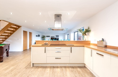 Grange de Lings House | Lincoln 4-Beds, Sleeps 13, Hot Tub & Pet Friendly