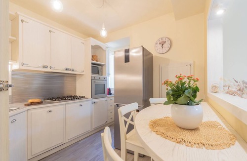 Como City Centre Apartment | Linda Apartment 2 - Two Bedroom Apartment, Sleeps 4