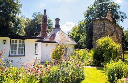 Horncastle House | Lion Gate Lodge