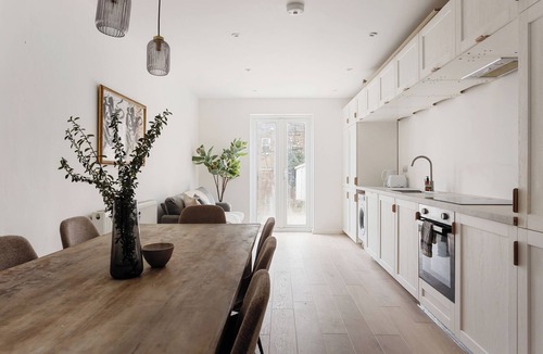 Brent House | Lively 5 BR property in Harlesden | Families | ST