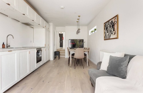 Brent House | Lively 5 BR property in Harlesden | Families | ST