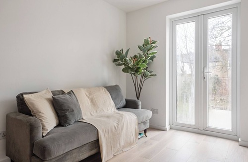 Brent House | Lively 5 BR property in Harlesden | Families | ST