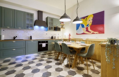 Washington Apartment | Located in the elegant Washington Building in Milan, at 18 Via Antonio Cecchi, this three-room flat is an ideal solution for those seeking comfort and style in the city. The flat is perfect to accommodate up to 4 people, thanks to its two bedrooms, each