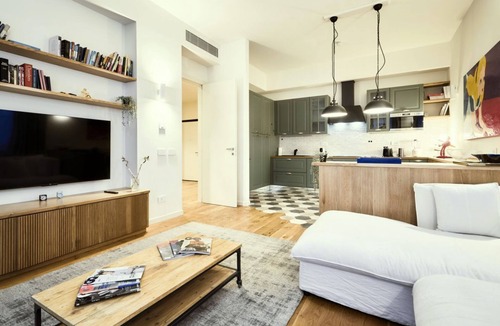Washington Apartment | Located in the elegant Washington Building in Milan, at 18 Via Antonio Cecchi, this three-room flat is an ideal solution for those seeking comfort and style in the city. The flat is perfect to accommodate up to 4 people, thanks to its two bedrooms, each