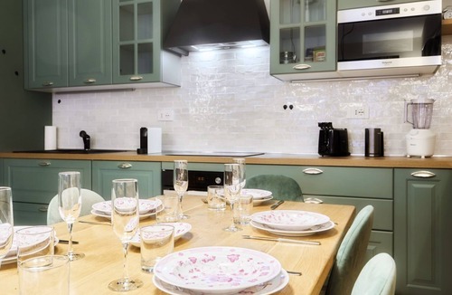 Washington Apartment | Located in the elegant Washington Building in Milan, at 18 Via Antonio Cecchi, this three-room flat is an ideal solution for those seeking comfort and style in the city. The flat is perfect to accommodate up to 4 people, thanks to its two bedrooms, each