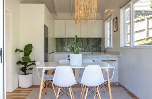 Surfdale House | Location on Lannan - metres from the sea!