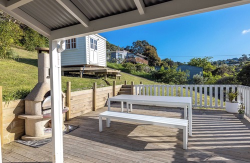 Surfdale House | Location on Lannan - metres from the sea!