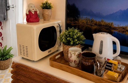 North Greenford House | Loft Spa Sleeps 4 | Heathrow & Wembley Stadium & London