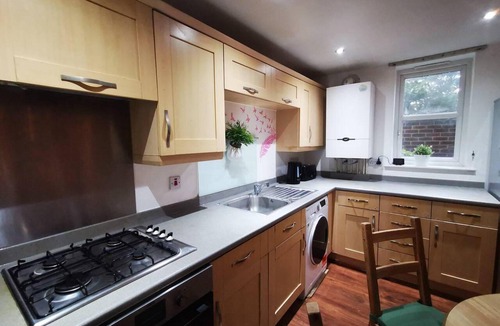 Edmonton Apartment | London - 2 Bed Flat - Sleeps 4 - Parking - Wifi