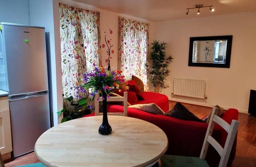 Edmonton Apartment | London - 2 Bed Flat - Sleeps 4 - Parking - Wifi