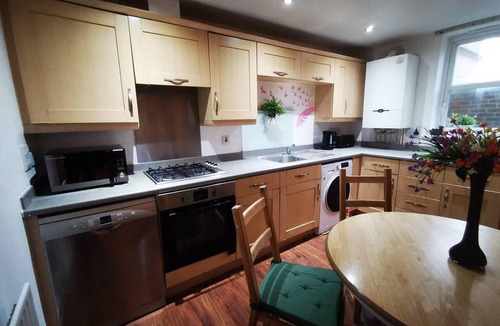 Edmonton Apartment | London - 2 Bed Flat - Sleeps 4 - Parking - Wifi
