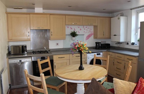 Edmonton Apartment | London - 2 Bed Flat - Sleeps 4 - Parking - Wifi