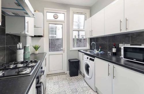 Stonebridge Apartment | London Apartment with Easy Access to Public Transport