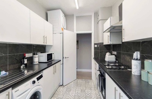 Stonebridge Apartment | London Apartment with Easy Access to Public Transport