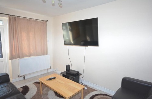 Mayesbrook Apartment | London Deluxe 6 Bedroom House