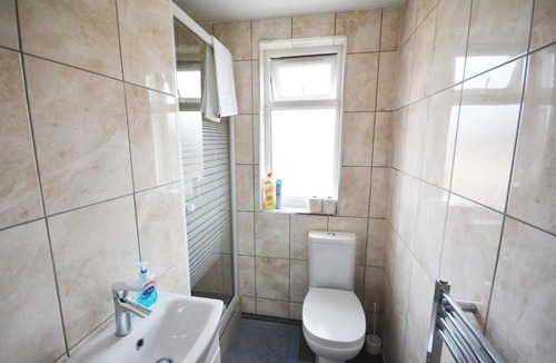 Mayesbrook House | London Deluxe 6 Bedroom House