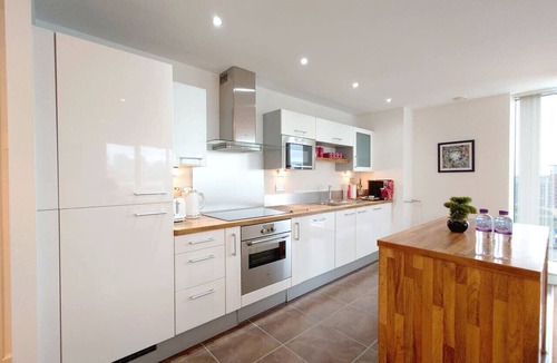 Docklands Apartment | London ExCeL Stay - Three Bed Serviced Apartment