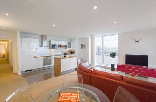 Docklands Apartment | London ExCeL Stay - Three Bed Serviced Apartment