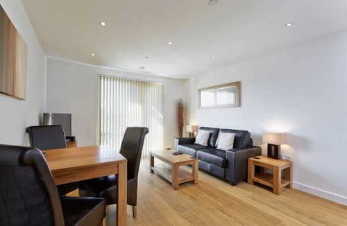 Slough Condo | London in 15 mins - 15 mins to Heathrow Airport
