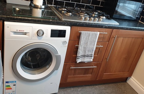 Clayhall Apartment | London Luxury 3 Bed Sleeps upto 10, 1 min walk from Redbridge Stn, Free Parking