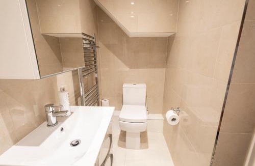 Edgware Apartment | London VEGETARIAN Smoke & Pet Free En-suite with EV parking