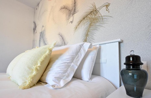 Albate Apartment | Lora Luxury Suite 6 ,free private parking, self check in, air conditioner