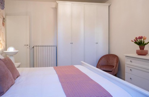 Albate Apartment | Lora roses suite 2, free private parking, self check-in, air conditioner