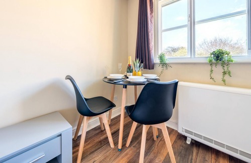 Slough Apartment | Lovegrove Contractor Stay with Free WI-FI in Slough