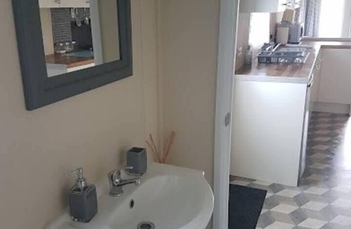 Kneesall Ski Chalet | Lovely 2-Bed Chalet at Robinhood Retreat Free park