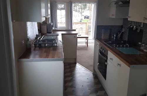 Kneesall Ski Chalet | Lovely 2-bed Chalet at Robinhood Retreat Free Park