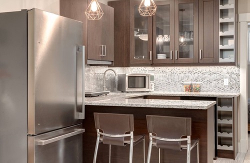 Montgomery Apartment | Lovely 2 BR Suite |Near Foothills Hospital & UofC
