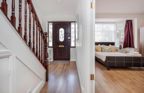 Havering House | Lovely 4 Bedrooms House Near Romford Station With Parking