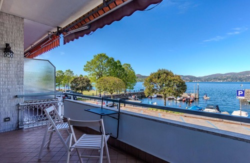 Ispra Apartment | Lovely apartment for 4 guests with A/C, WIFI, TV and terrace