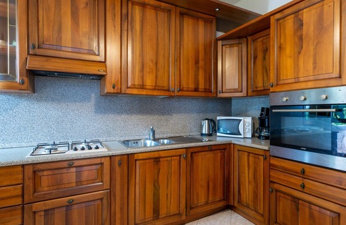 Aurogna Apartment | Lovely apartment for 9 guests with WIFI, hot tub, TV, patio and pets allowed