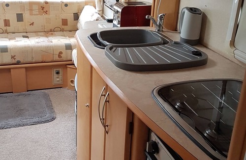 Kneesall Ski Chalet | Lovely Caravan Near Notts and Newark