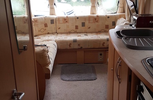 Kneesall Ski Chalet | Lovely Caravan Near Notts and Newark