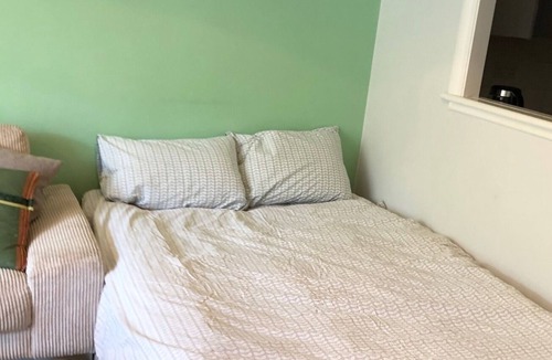 Bow West Apartment | Lovely One Bedroom Apartment in East London!