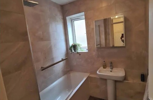 West Ham Apartment | Lovely one bedroom Blackheath with office room