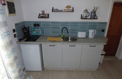 Petaleia Apartment | Lovely Studio in Strinilas With its own Pool