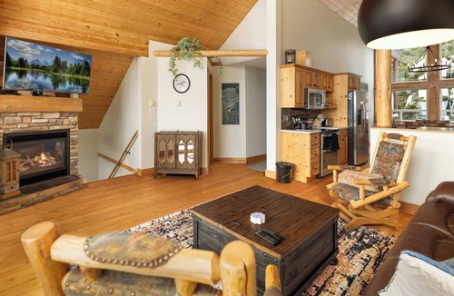 Snow Pine Estates Ski Chalet | Lucky Bunny | Priv. Hot Tub & True Ski In/Ski Out