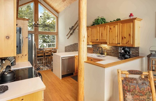 Snow Pine Estates Ski Chalet | Lucky Bunny | Priv. Hot Tub & True Ski In/Ski Out