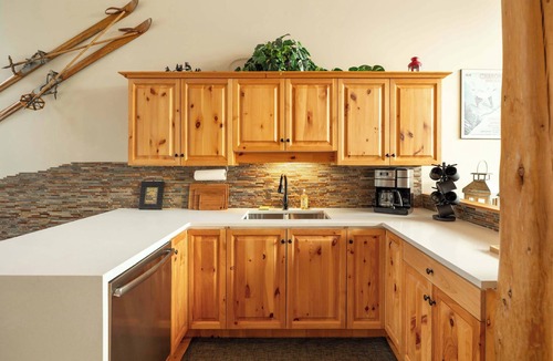 Snow Pine Estates Ski Chalet | Lucky Bunny | Priv. Hot Tub & True Ski In/Ski Out
