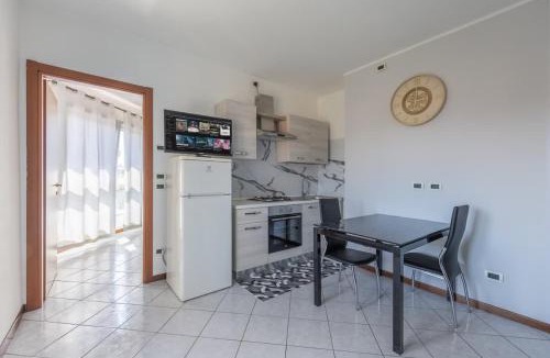 Albate Apartment | Lumina - Sunny Como Flat with Balcony