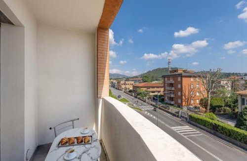 Albate Apartment | Lumina - Sunny Como Flat with Balcony