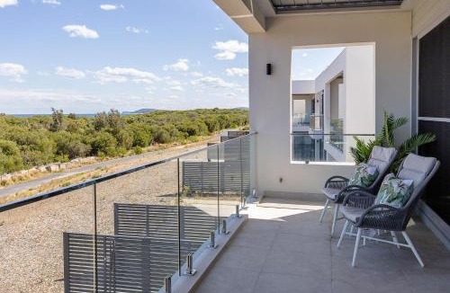 Magenta Shores House | Luxe Beachfront| 4BR (10ppl) w/Terrace & Resort Pools