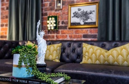 Jasper Place Apartment | Luxe New York Style Bsmt Suite, Near DT & WEM, King Bed, WiFi