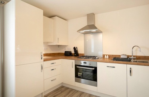 Bramcote Apartment | Luxurious 2-Bed Nottingham Retreat with Parking - Pass the Keys