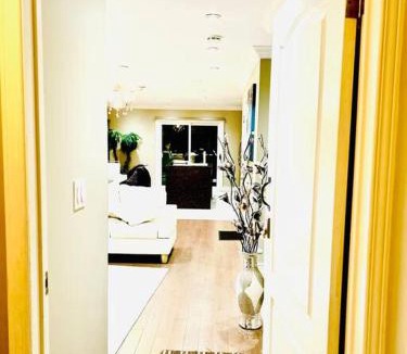 Oakridge Villa | Luxurious 3BR House with Patio